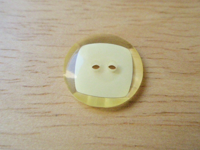 レトロな白の四角模様穴あきボタンL | ボタンの店SUUSU